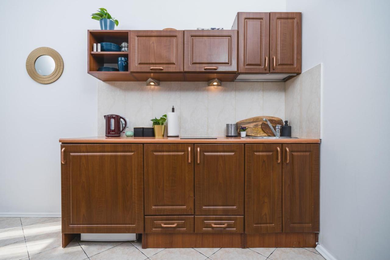 2 Bedroom Apartment Next To The Main Railway Station - By Upstairs Krakau Buitenkant foto