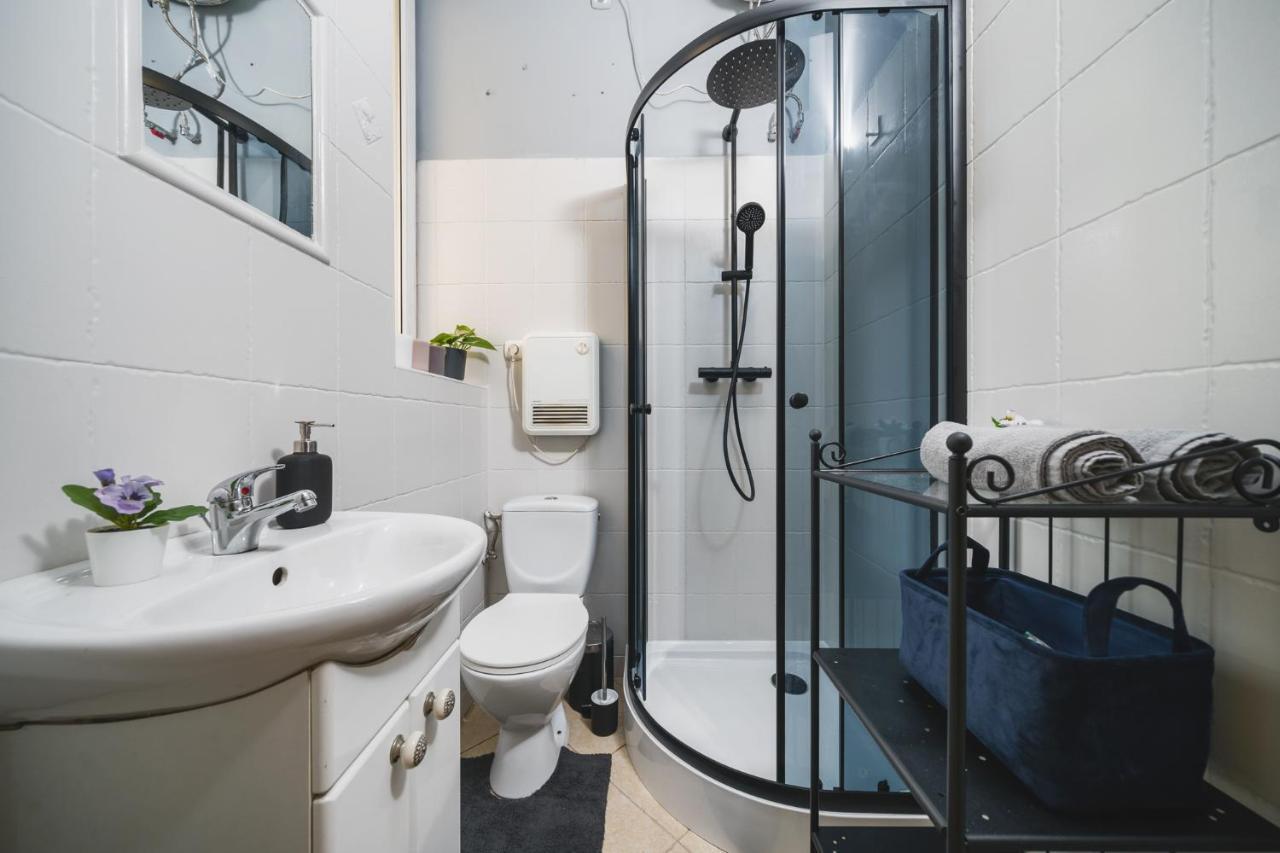 2 Bedroom Apartment Next To The Main Railway Station - By Upstairs Krakau Buitenkant foto